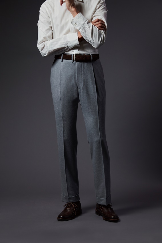 デニスラ選びは、シルエットとサイズに注意。紳士スラックスの専門メーカーがデニムスラックスの着こなしを解説 | メンズスラックスのエミネント